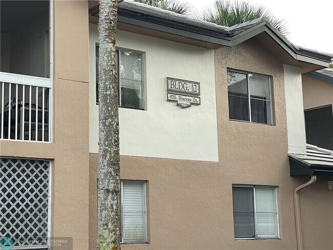 Building Photo - 9755 Westview Dr