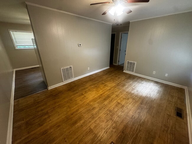 Building Photo - Room in Duplex on Monticello St