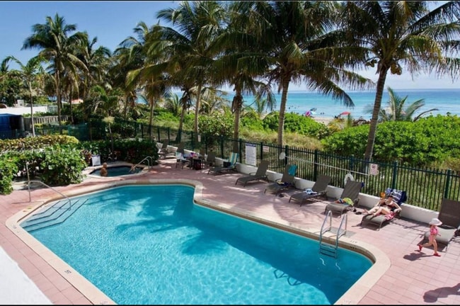 Foto del edificio - 17275 Collins Ave