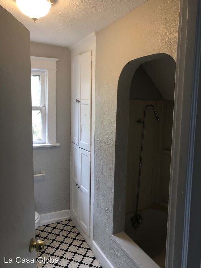 Building Photo - 3 br, 1 bath House - 3538 College Ave