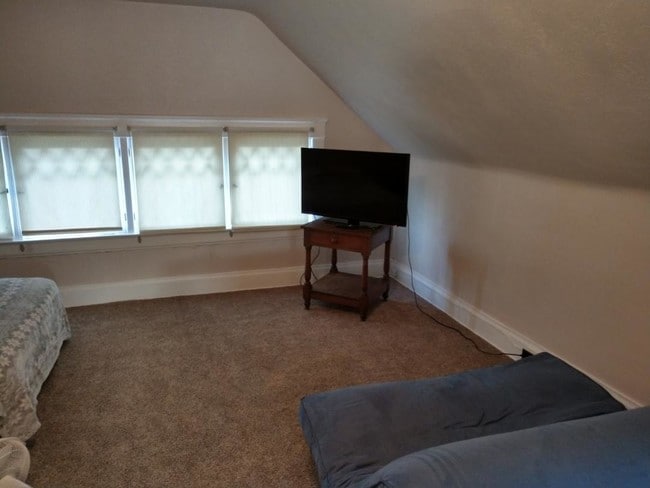 Small bedroom - 1528 Quarrier St
