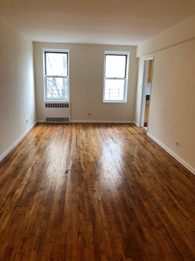 Foto del edificio - 88-10 35th Ave