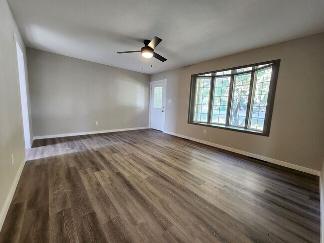 Foto del edificio - Spacious 4-Bedroom, 2.5-Bathroom Home AVAI...