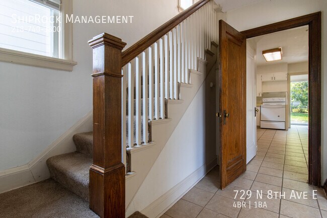 Foto del edificio - 729 N 8th Ave E