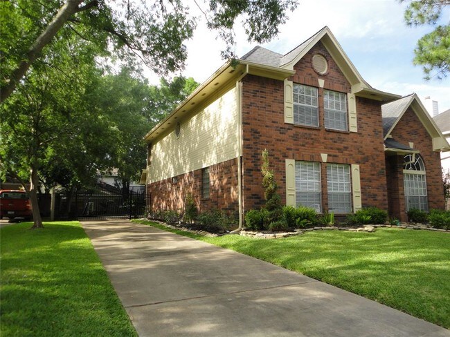 Building Photo - 6927 Woodside Dr