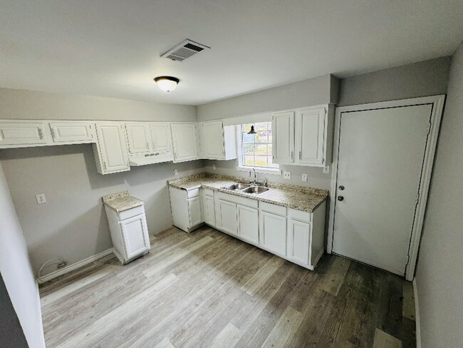 Foto del edificio - 2200 Bancroft St