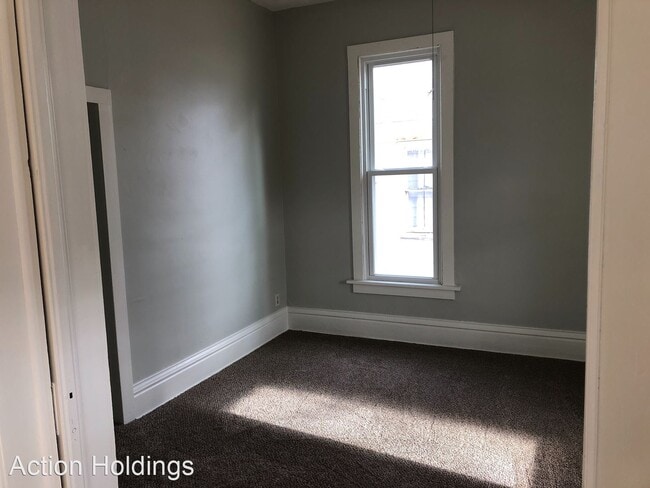 Building Photo - 2 br, 1 bath House - 104 E 8th St
