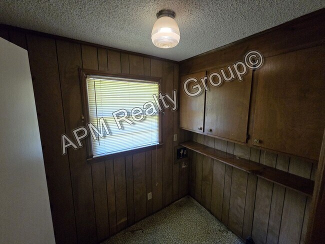 Building Photo - Spacious two bedroom house off Two Notch