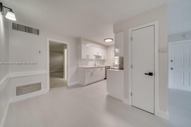 Building Photo - 841 SW 74th Terrace