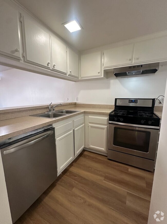 Building Photo - 2582-2584 Seahorse Ave