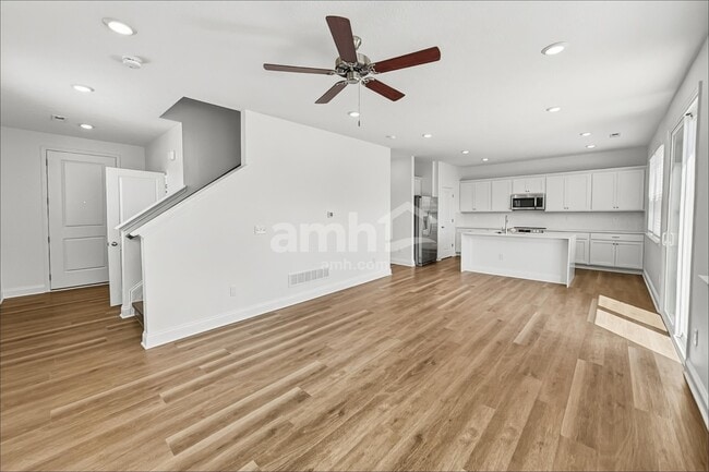 Building Photo - 27 Shady Elm Ln