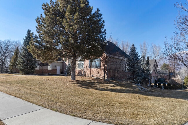 Building Photo - 340 E Ridge Dr