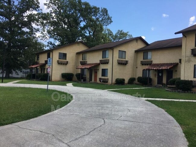 Foto del edificio - 2831 Breezewood Ave