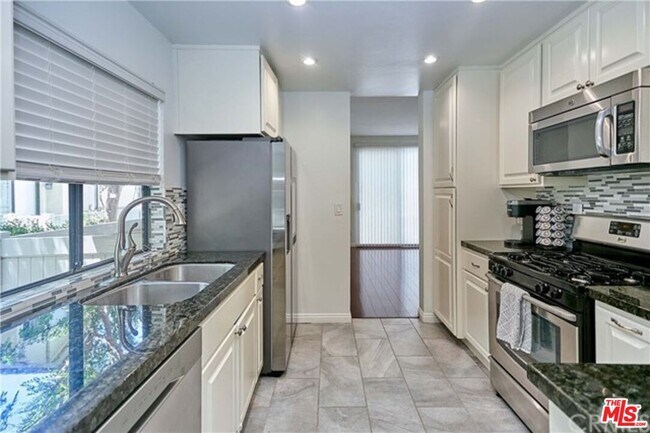 Building Photo - 2621 Plaza del Amo