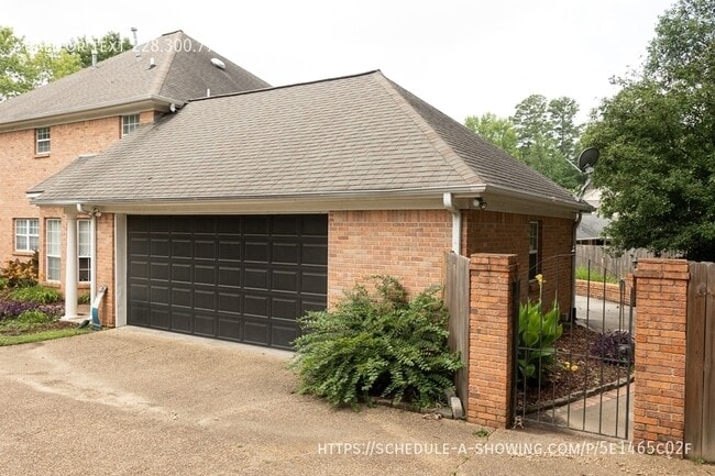 Building Photo - 110 Little John Ln