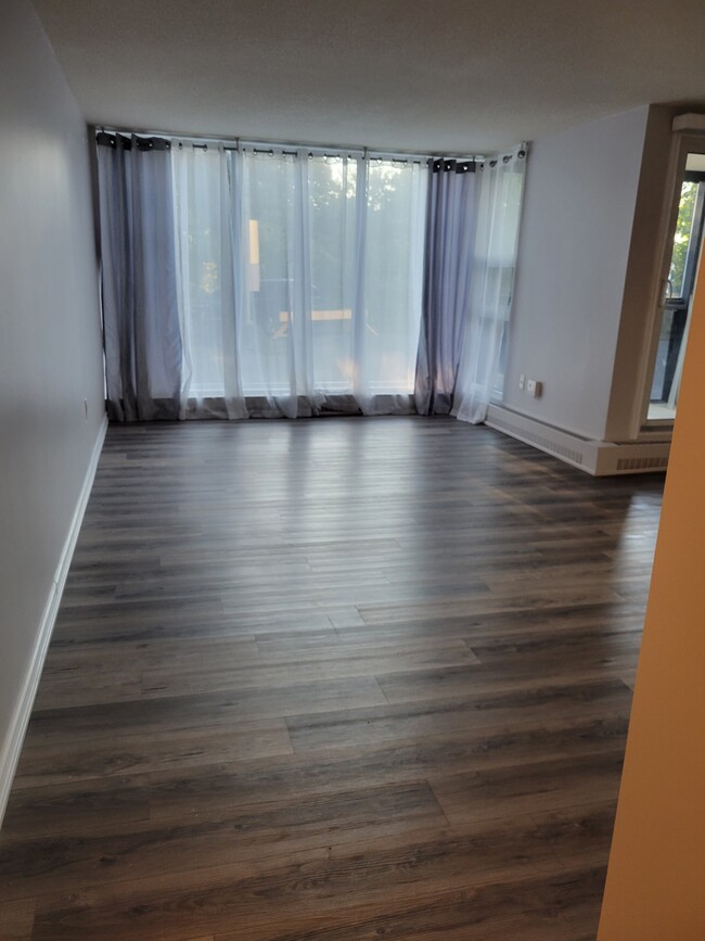 Photo du bâtiment - 19 Woodlawn Rd W