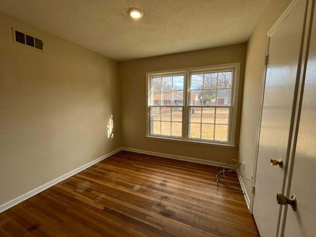 Building Photo - Renovated 3 Bedroom 1 Bath Home with 1 Car...