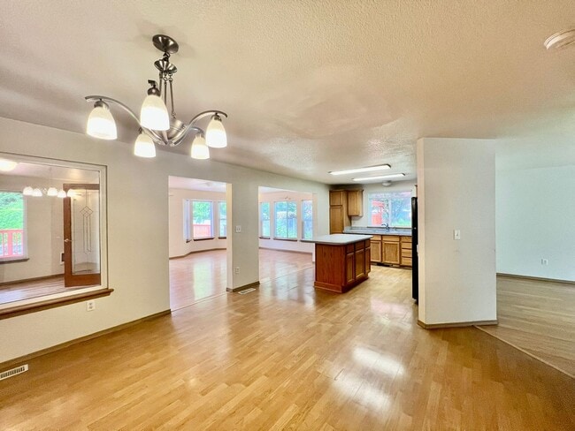 Foto del edificio - Spacious 4 BD + Den