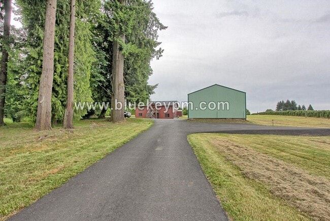 Building Photo - 4 Bed, 2 Bathroom,  2 Acre Multi-Generatio...