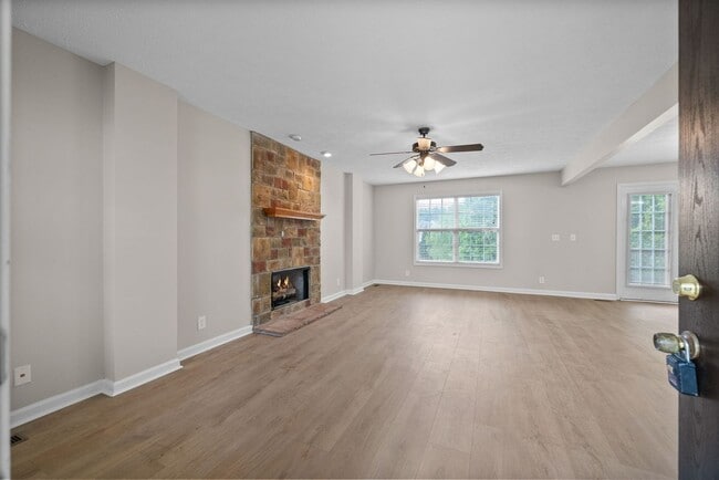 Building Photo - Pet Friendly Three Bedroom with Bonus!