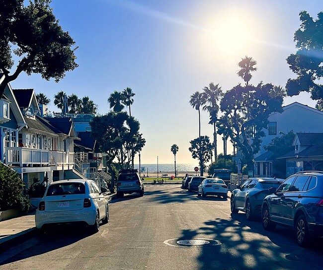 1/2 Block from Beach. Tower 25. - 140 Hart Ave