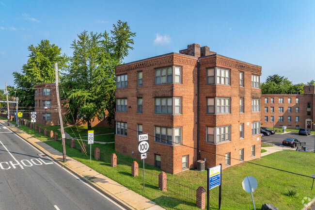 Foto del edificio - West Court Apartments