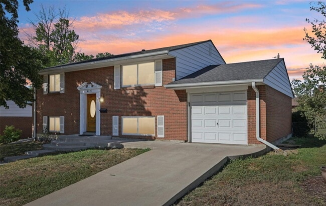 Foto del edificio - Welcome to this spacious 3+ bed, 2-bath bi-level home in Arvada - Available Now!