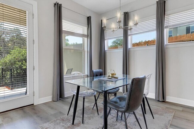 Foto del edificio - 5820 Harper Park Dr