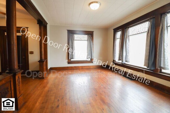 Building Photo - 212 E Rush St