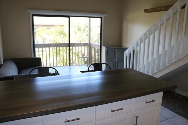 Building Photo - 1255E Ponce Island Dr