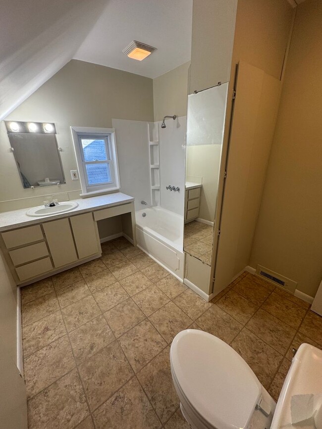 Building Photo - 3 Bed 1 Bath Bay City Home