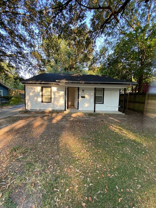 Building Photo - 1017 Montrose Dr