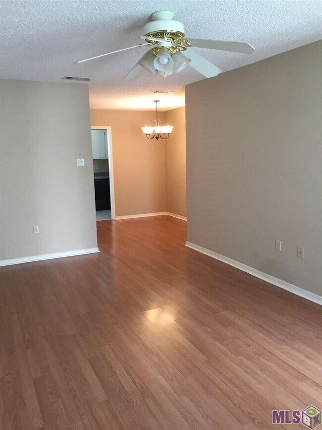 Área de sala de estar - 1718 Brightside Dr