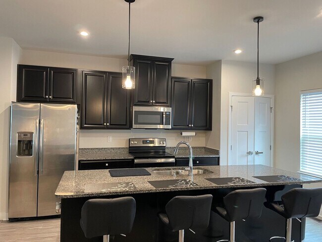 Foto del edificio - Spacious 3-Bedroom Townhome in Norfolk! "A...