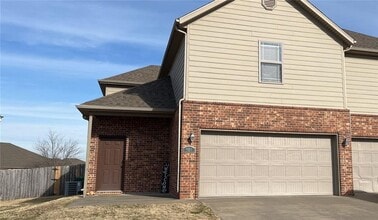 Building Photo - 901 Oakwood Ln