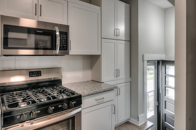 Building Photo - 4 bed in Aksarben