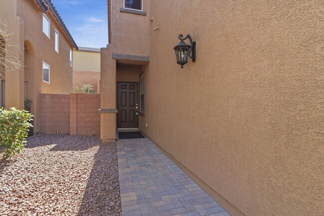 Foto del edificio - Available for Immediate Move-In! Discover this exceptionally well-maintained and cared-for corner...