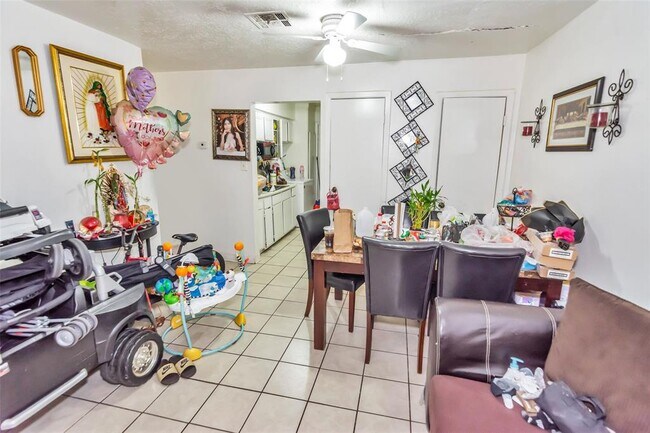 Foto del edificio - 7877 Locksley Rd