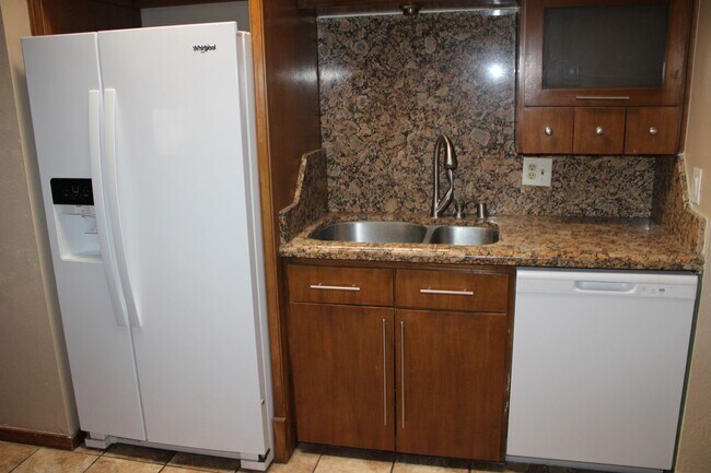 Foto del edificio - 2716 Bert Yancey Dr