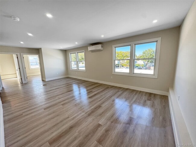 Building Photo - 110 Jericho Tpke