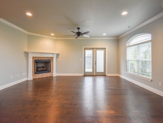 Building Photo - Stunning 4 bedroom, 2.5 bathroom home in F...