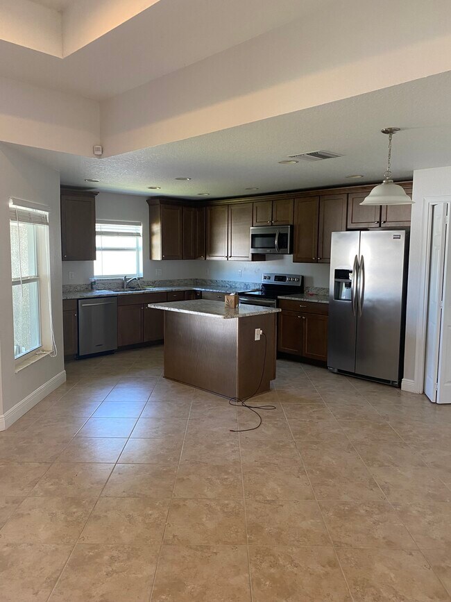 Building Photo - 6501 Manila Palm Way