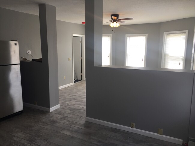 Building Photo - 375 Lonsdale Ave