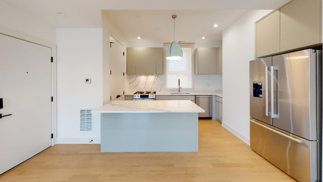 Photo - 123 S Green St Apartment