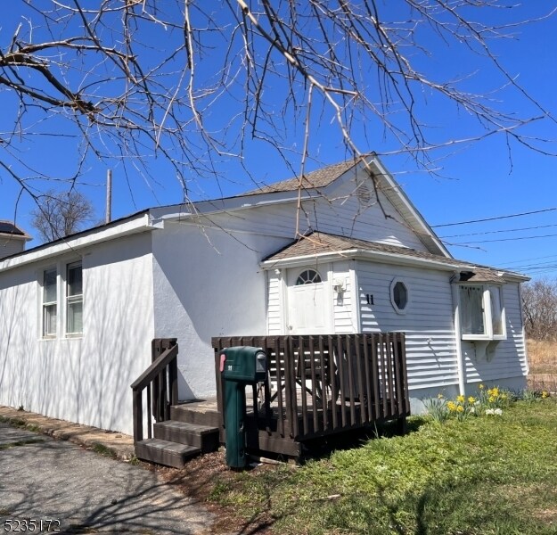 Primary Photo - 11 Lawrence Ave
