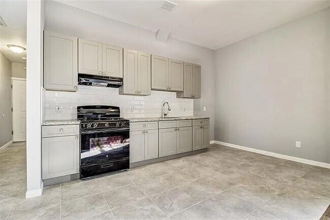 Foto del edificio - 585 Bramhall Ave