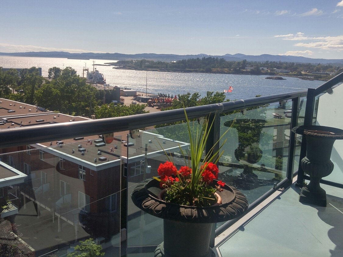 Oceanview Penthouse - 21 Erie St