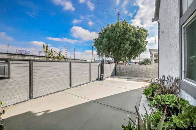 Building Photo - 3116 Casitas Ave