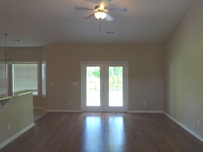 Building Photo - Available Now - Dog friendly, 3 Bedroom, 2...