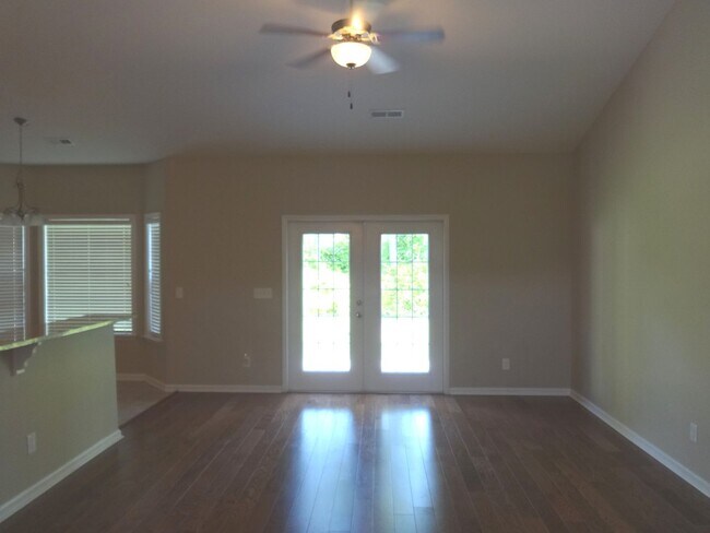 Foto del edificio - Available Now - Dog friendly, 3 Bedroom, 2...